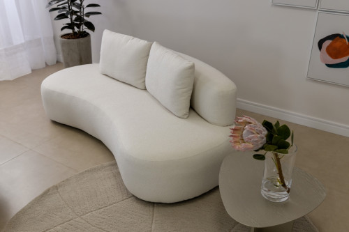 O design curvo traz suavidade e fluidez aos espaços, tornando qualquer ambiente mais acolhedor e sofisticado. Seja na sala de estar, no quarto ou até em projetos comerciais, elementos curvos adicionam charme e modernidade com um toque orgânico e elegante. MEDIDA: 1,80M, 2,10M, 2,40M TECIDO: Cores e demais detalhes podem ser selecionados pelo cliente.